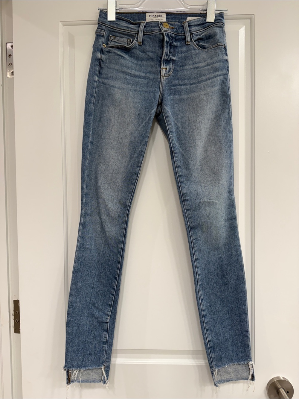 Frame Denim Cropped Skinny Jeans in Faded Blue